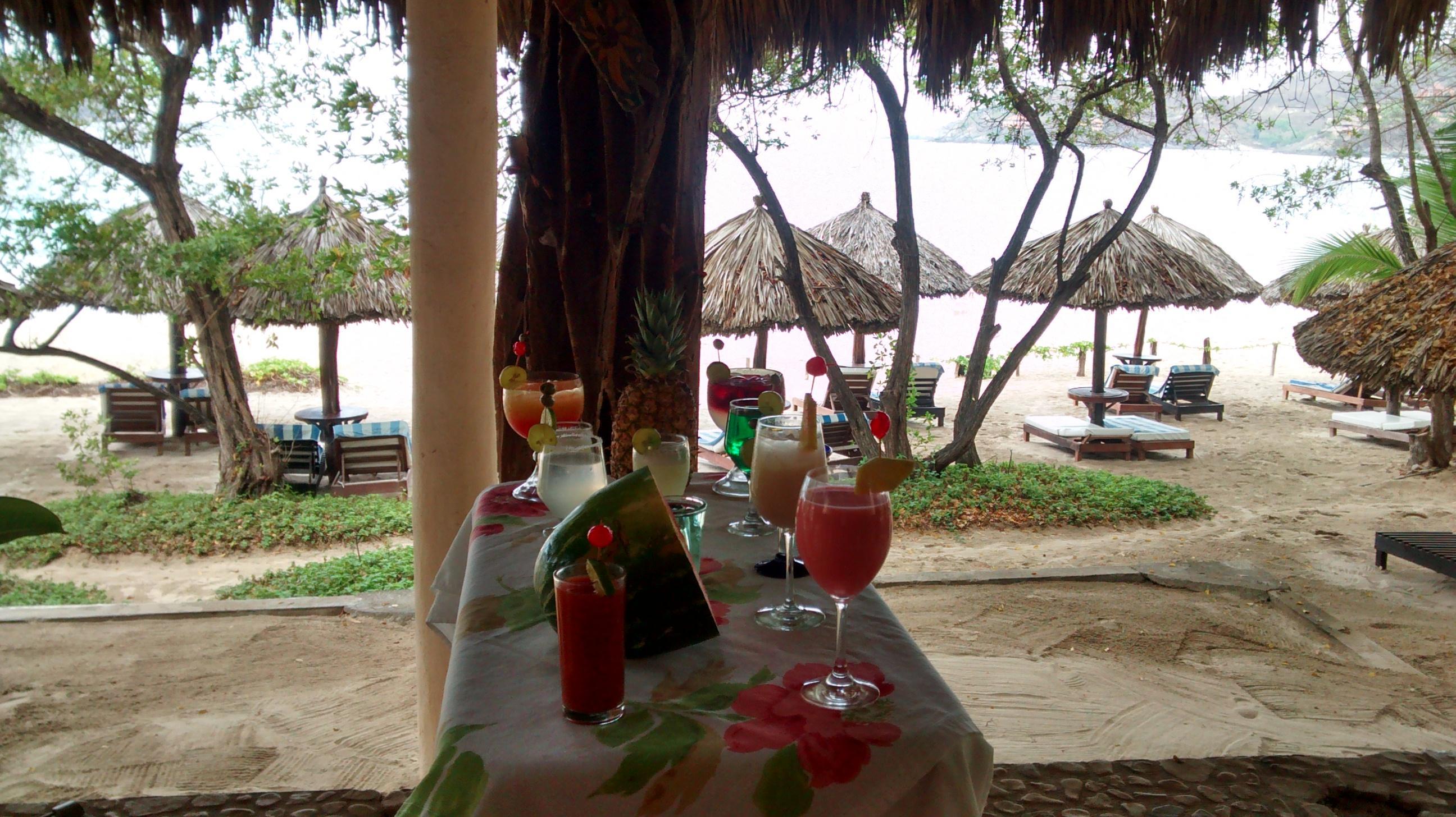 Hotel Catalina Beach Resort Zihuatanejo Bagian luar foto